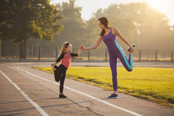 Mamma Figlia Durante Allenamento Sportivo Mattutino Fanno Riscaldamento Stile Vita — Foto Stock