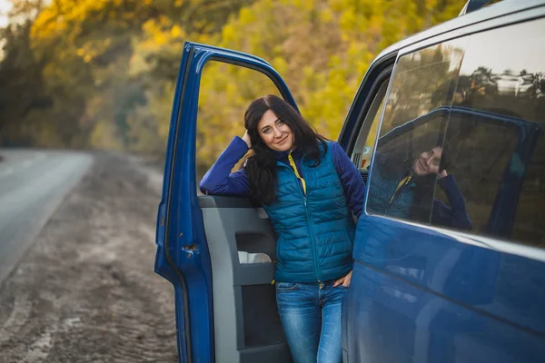 Jeune Belle Brune Conductrice Près Voiture Dans Forêt Automne — Photo