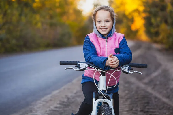 Kind Auf Dem Fahrrad Sonnigen Herbstwald Glücklich Mädchen Radfahren Freien — Stockfoto