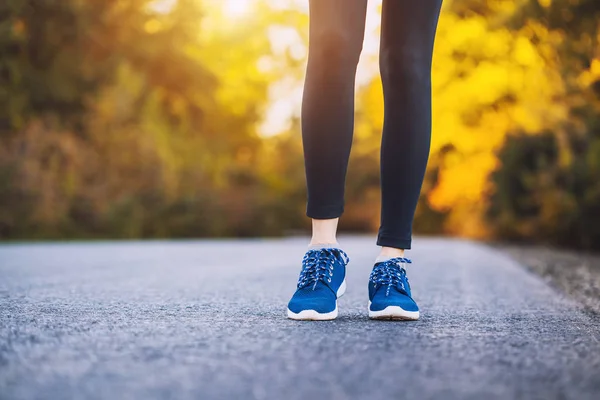 Runner Nogi Drodze Treningu Rano Pojęcie Zdrowego Stylu Życia — Zdjęcie stockowe