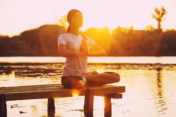 Giovane Donna Bruna Che Pratica Yoga Sulla Spiaggia Tramonto — Foto Stock