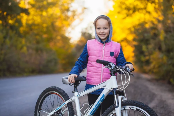 Kind Auf Dem Fahrrad Sonnigen Herbstwald Glücklich Mädchen Radfahren Freien — Stockfoto