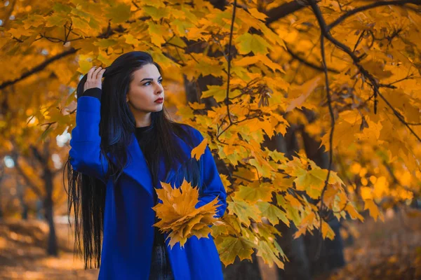 Schöne Brünette Frau Einem Blauen Mantel Mit Herbstblättern Auf Herbst — Stockfoto