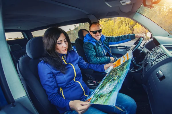 Junges Paar Das Mit Dem Auto Durch Den Malerischen Herbstwald — Stockfoto