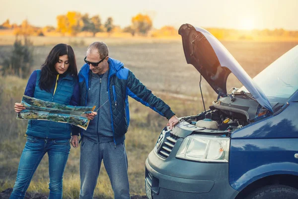 Junges Paar Das Mit Dem Auto Der Nähe Eines Kaputten — Stockfoto