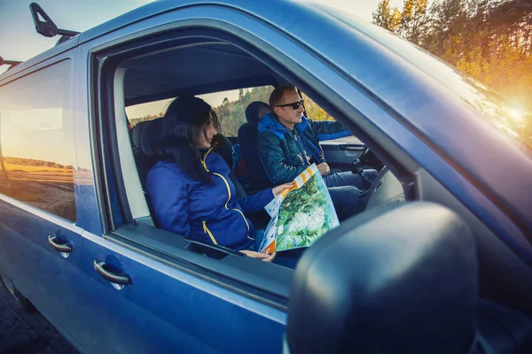 Junges Paar Das Mit Dem Auto Durch Den Malerischen Herbstwald — Stockfoto