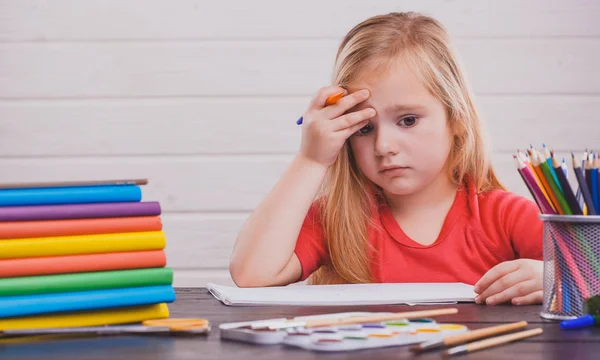 Vuelta Escuela Niño Lindo Está Sentado Escritorio Interior Niño Está — Foto de Stock