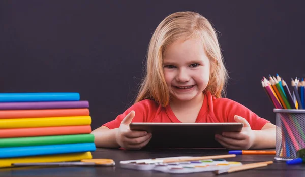 Okula Dönüş Şirin Çocuk Kapalı Masa Başında Oturuyor Çocuk Blackboard — Stok fotoğraf