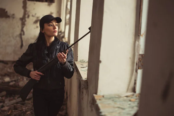 Mujer Soldado Airsoft Con Rifle Jugando Béisbol Viejo Edificio Abandonado — Foto de Stock