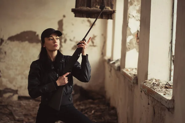 Mujer Soldado Airsoft Con Rifle Jugando Béisbol Viejo Edificio Abandonado — Foto de Stock