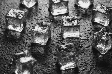 Su buz parçaları siyah arka plan üzerine droops. reklam fotoğraf