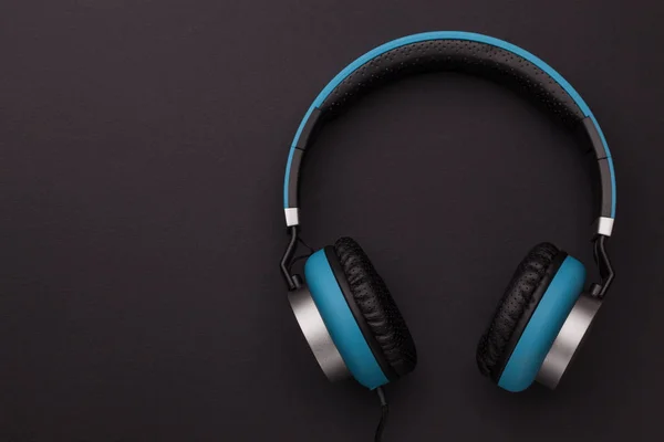 Auriculares Azules Sobre Fondo Oscuro Aislado —  Fotos de Stock