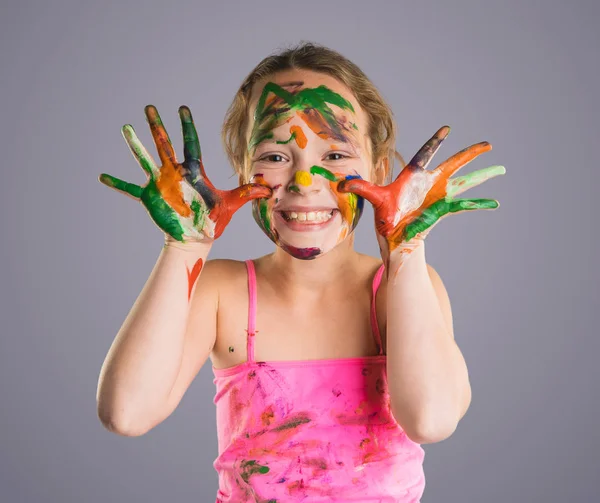 Красива Маленька Дівчинка Руками Фарбі Сірому Фоні — стокове фото