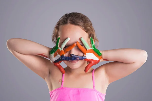 Hermosa Niña Con Las Manos Pintura Sobre Fondo Gris — Foto de Stock