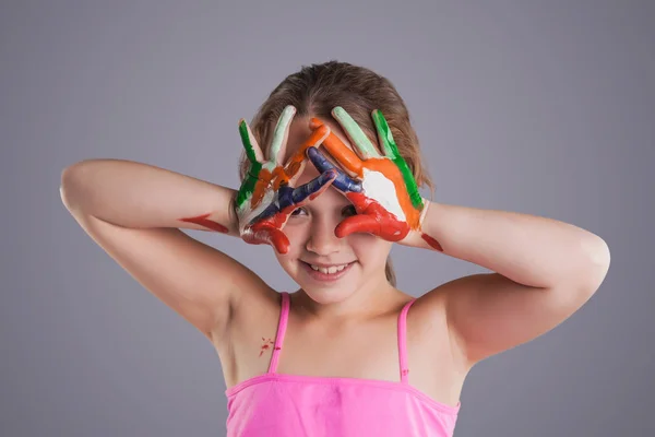 Mooi Meisje Met Handen Verf Grijze Achtergrond — Stockfoto