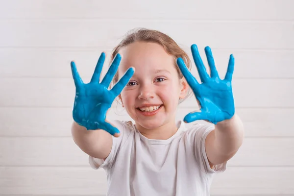 Hermosa Niña Con Las Manos Pintura Azul Sobre Fondo Madera —  Fotos de Stock