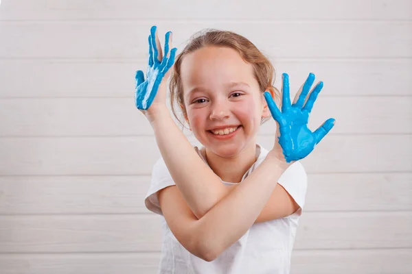 Hermosa Niña Con Las Manos Pintura Azul Sobre Fondo Madera — Foto de Stock