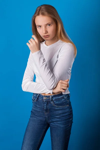 Hermosa Chica Adolescente Sonriente Jeans Una Blusa Blanca Sobre Fondo —  Fotos de Stock