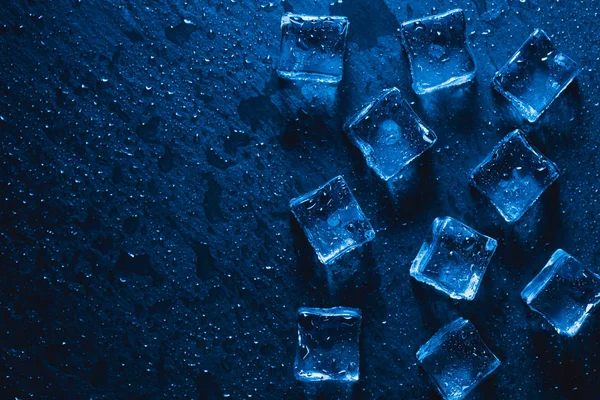 Blaue Eiswürfelstücke Mit Wassertropfen Auf Schwarzem Hintergrund Werbefoto — Stockfoto