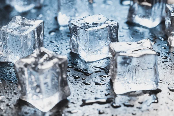 Stukken Van Ijsblokjes Met Water Neerhangt Zwarte Achtergrond Reclame Foto — Stockfoto