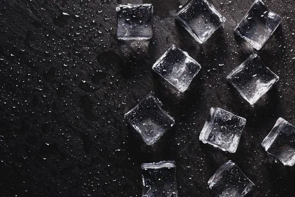 Pedaços Cubos Gelo Com Gotas Água Fundo Preto Publicidade Foto — Fotografia de Stock