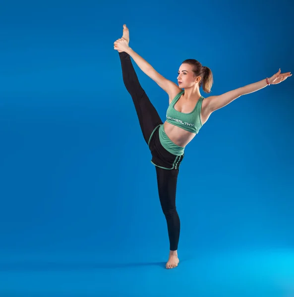 Joven Hermosa Bailarina Morena Posando Sobre Aislado Azul Estudio Fondo — Foto de Stock