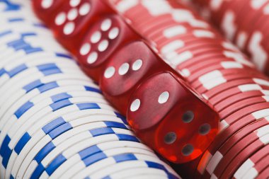 Poker fişleri ve zar. Makro casino arka plan