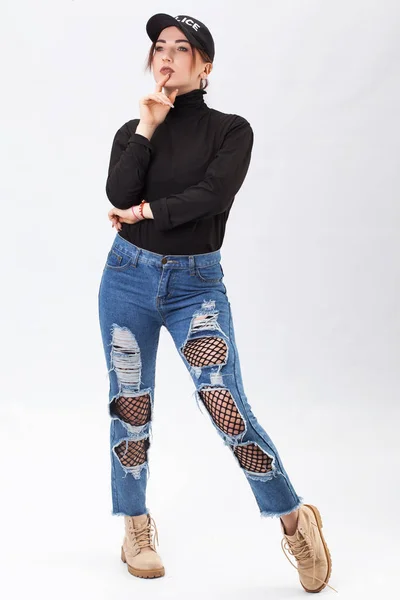 Ler Attraktiv Kvinna Jeans Och Blus Poserar Och Tittar Kameran — Stockfoto