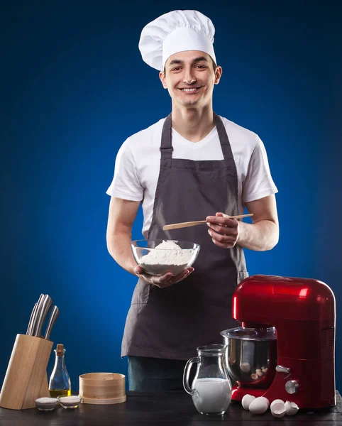 Chef Prepares Delicious Dish Blue Background Studio Photo — Stock Photo, Image