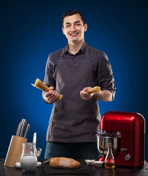 Man Holding Raw Spaghetti Blue Background Studio Photo — Stock Photo, Image