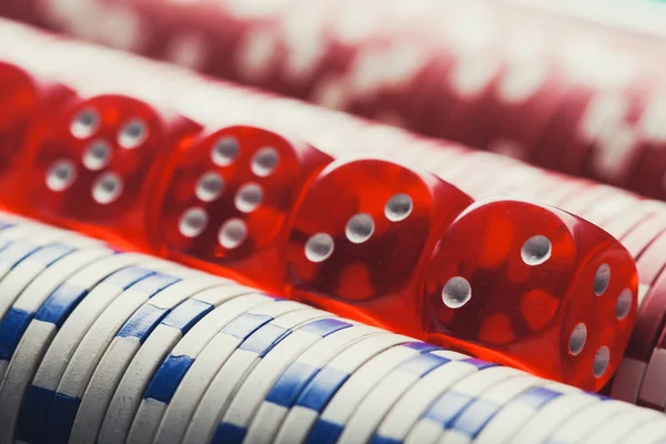 Pokermarker och tärningar. makro casino bakgrund — Stockfoto