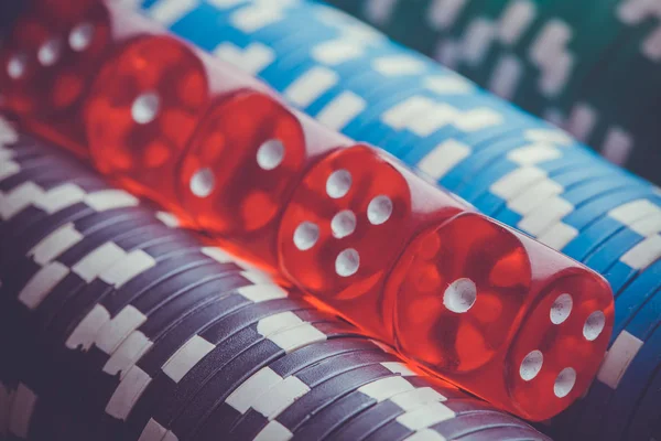 Poker chips en dobbelstenen. macro casino achtergrond — Stockfoto