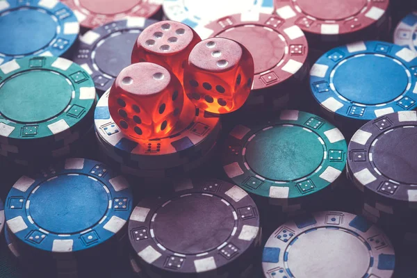 Pokermarker och tärningar — Stockfoto