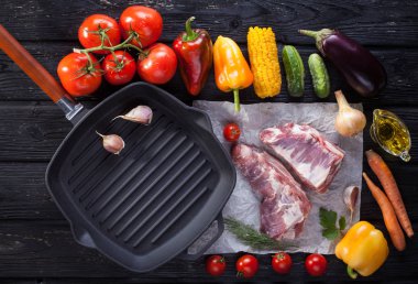 çiğ domuz eti taze sebze ile kemik ızgara tava üzerinde