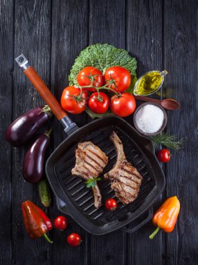 domuz eti taze sebze ile kemik ızgara tava üzerinde