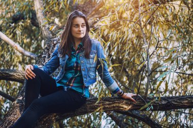 Sonbahar parkta uzun siyah saçlı güzel bir kız portresi