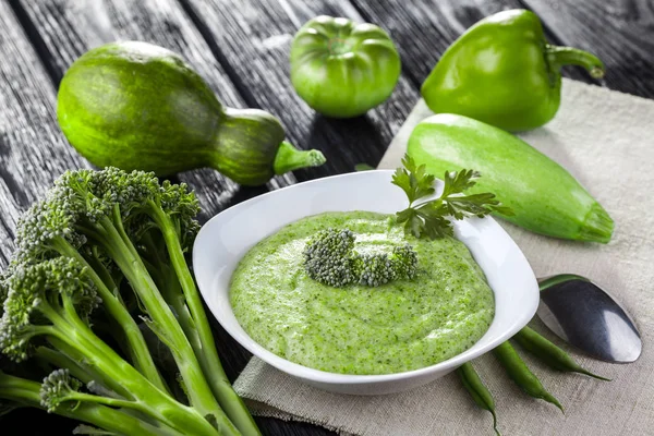 Brokkoli Cremesuppe Mit Frischem Gemüse Auf Dem Schwarzen Holztisch — Stockfoto