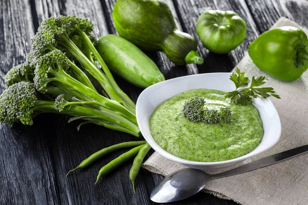 Brokkoli Cremesuppe Mit Frischem Gemüse Auf Dem Schwarzen Holztisch — Stockfoto