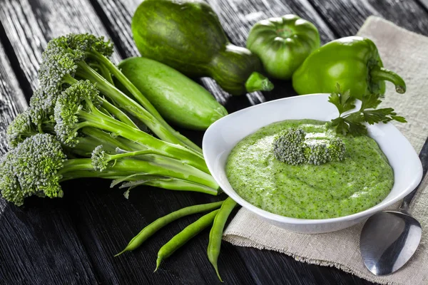 Brokkoli Cremesuppe Mit Frischem Gemüse Auf Dem Schwarzen Holztisch — Stockfoto