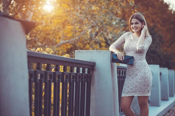 Retrato Una Hermosa Joven Rubia Vestido Negro Foto Moda — Foto de Stock