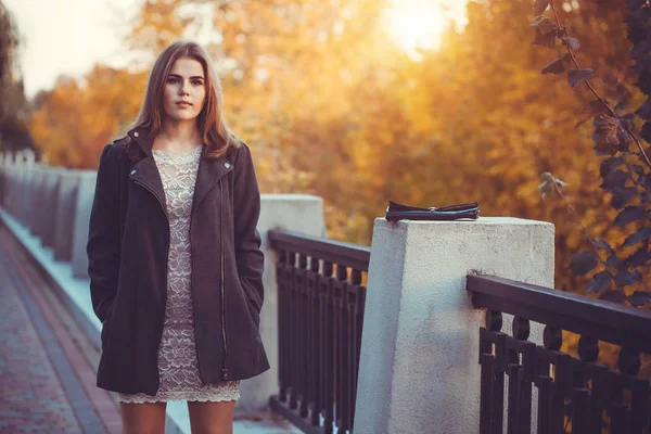 Retrato Una Hermosa Joven Rubia Vestido Negro Foto Moda —  Fotos de Stock