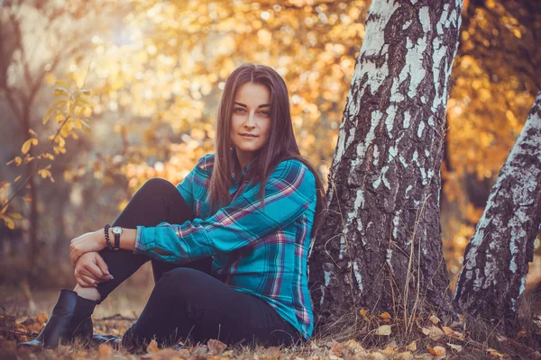 Porträtt Vacker Flicka Med Långa Svarta Hår Höst Park — Stockfoto