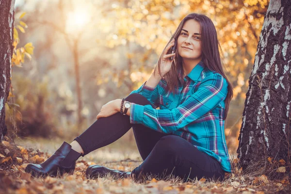 Porträt Eines Schönen Mädchens Mit Langen Schwarzen Haaren Herbstlichen Park — Stockfoto