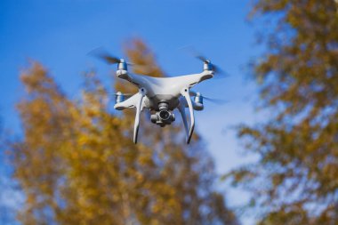Drone quadrocopter ormandaki dijital fotoğraf makinesi ile