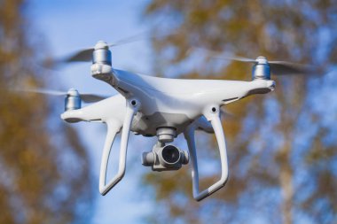 Drone quadrocopter ormandaki dijital fotoğraf makinesi ile