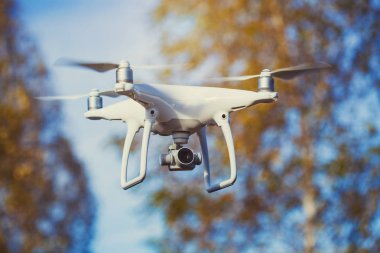 Drone quadrocopter ormandaki dijital fotoğraf makinesi ile
