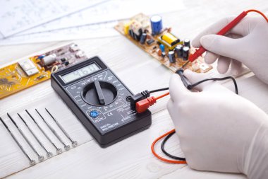 Elektronik teknisyeni ölçü elektrik üretiminde yakın çekim