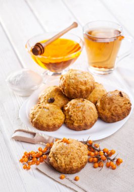 çay, deniz topalak çilek ve Beyaz ahşap zemin üzerinde Ballı Çörek