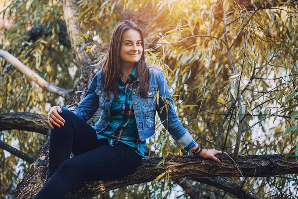 Porträtt Vacker Flicka Med Långa Svarta Hår Höst Park — Stockfoto