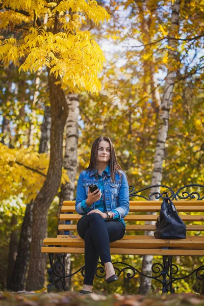 Muotokuva Kaunis Tyttö Pitkät Mustat Hiukset Syksyllä Puistossa — kuvapankkivalokuva